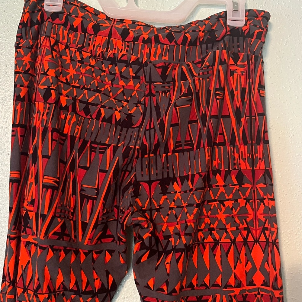 LuLaRoe Like new leggings orange & gray geometric pattern tall & curvy